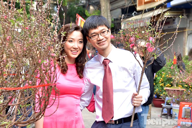 Người Hà thành chen chân mua sắm tất bật ngày 28 Tết - ảnh 5