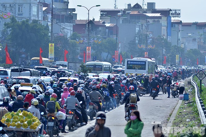 Ùn tắc kinh hoàng trên đường Giải Phóng ngày 28 Tết - ảnh 2