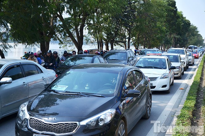 Ùn tắc kinh hoàng trên đường Giải Phóng ngày 28 Tết - ảnh 14