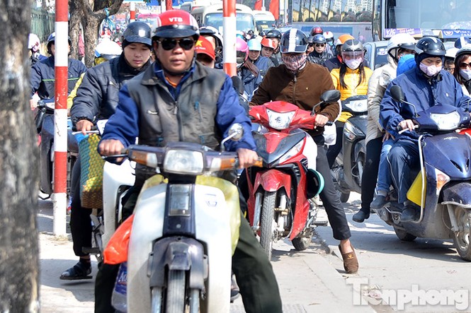 Ùn tắc kinh hoàng trên đường Giải Phóng ngày 28 Tết - ảnh 8