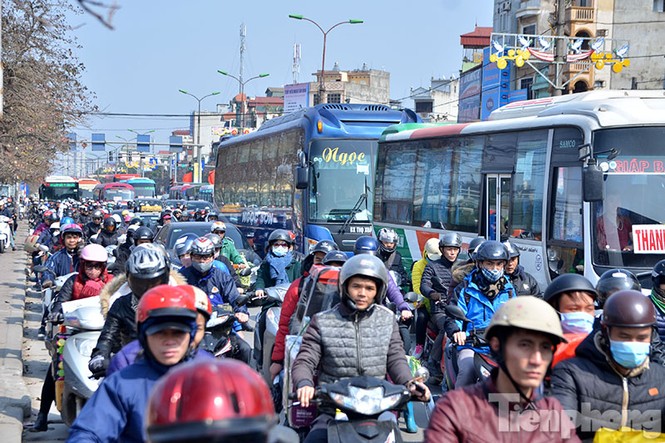 Ùn tắc kinh hoàng trên đường Giải Phóng ngày 28 Tết - ảnh 1