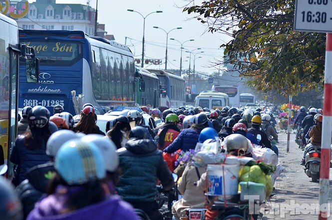 Ùn tắc kinh hoàng trên đường Giải Phóng ngày 28 Tết - ảnh 5