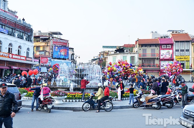 Hà Nội rộn ràng chiều 29 Tết - ảnh 16