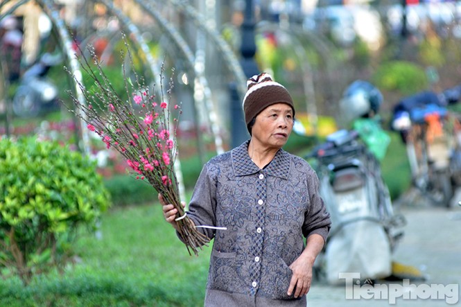 Hà Nội rộn ràng chiều 29 Tết - ảnh 13