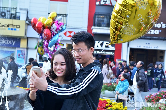 Hà Nội rộn ràng chiều 29 Tết - ảnh 7