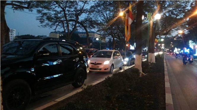 Đường Thanh Niên tắc nghẽn chiều mồng một Tết - ảnh 1