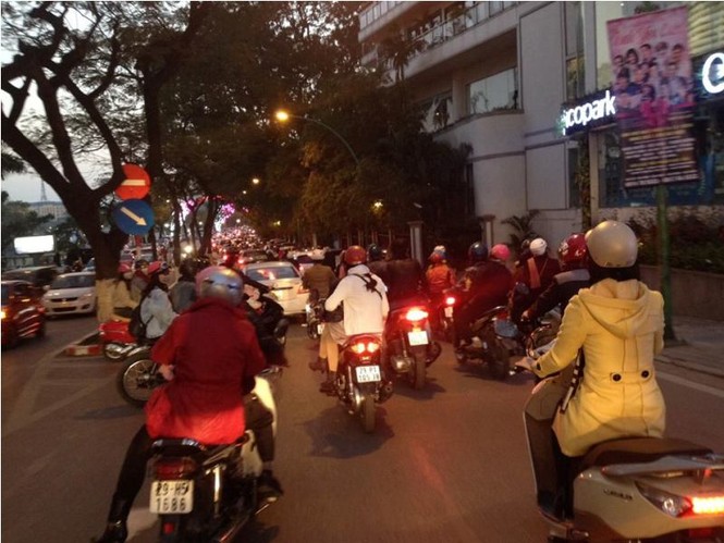 Đường Thanh Niên tắc nghẽn chiều mồng một Tết - ảnh 7