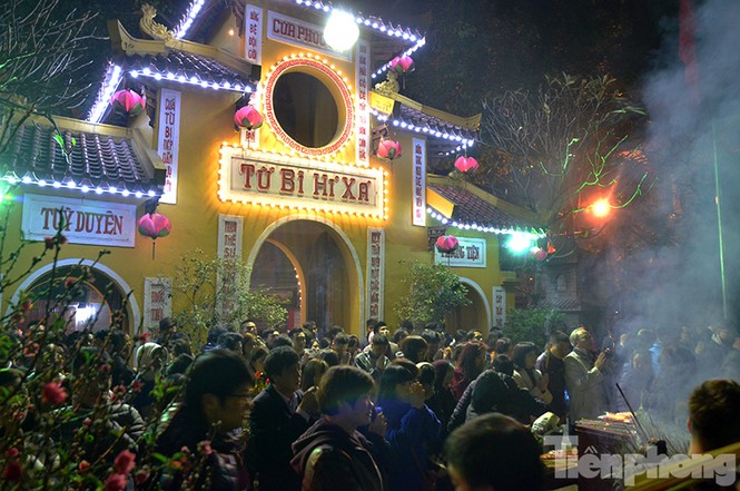 Người Hà Nội nô nức đi lễ chùa ngày đầu năm - ảnh 1