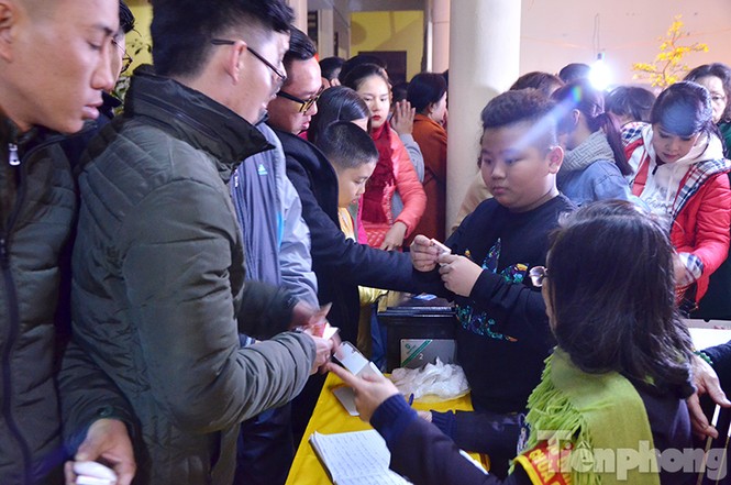 Người Hà Nội nô nức đi lễ chùa ngày đầu năm - ảnh 9
