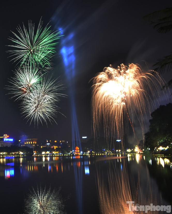 Đẹp mê hồn màn pháo hoa Giao thừa trên Hồ Gươm - ảnh 7