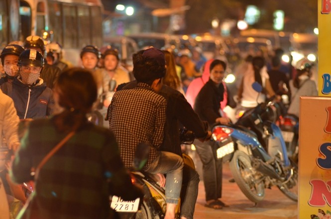 Đường vào chùa Hương tắc nghẽn hàng km - ảnh 7