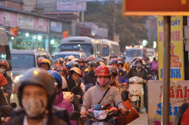 Đường vào chùa Hương tắc nghẽn hàng km - ảnh 1