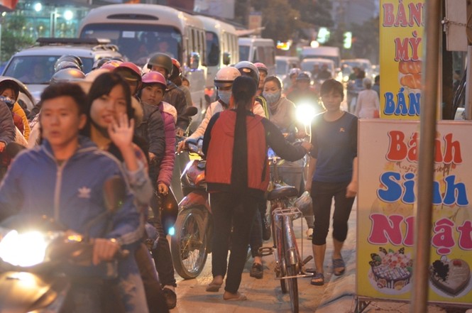 Đường vào chùa Hương tắc nghẽn hàng km - ảnh 2