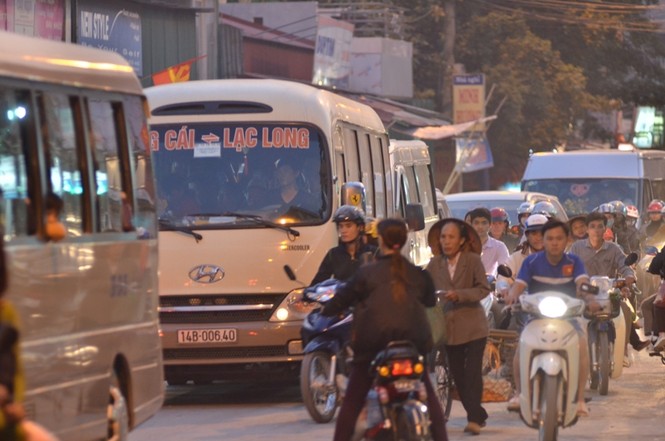 Đường vào chùa Hương tắc nghẽn hàng km - ảnh 5