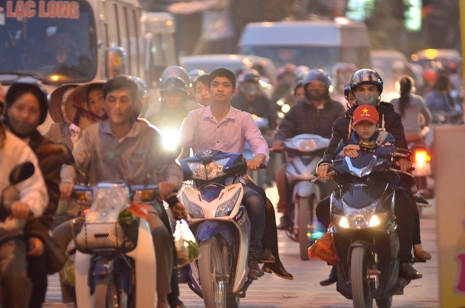 Đường vào chùa Hương tắc nghẽn hàng km - ảnh 4