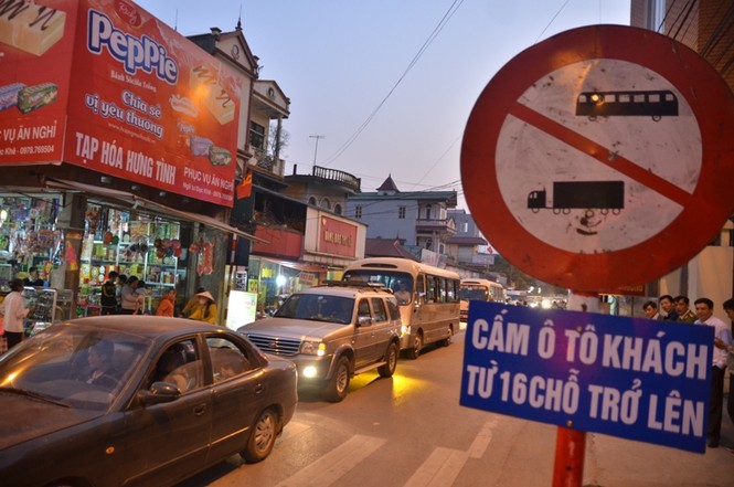 Đường vào chùa Hương tắc nghẽn hàng km - ảnh 3