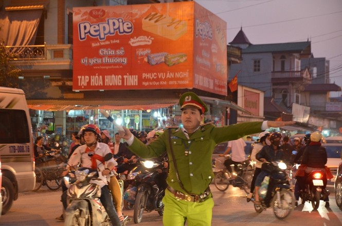 Đường vào chùa Hương tắc nghẽn hàng km - ảnh 11