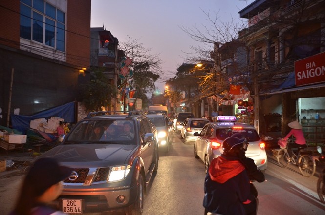 Đường vào chùa Hương tắc nghẽn hàng km - ảnh 6
