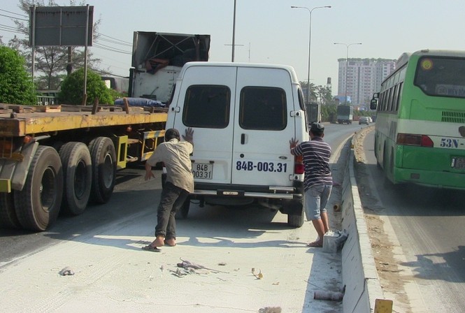 Bình ắc quy phát nổ, ô tô 16 chỗ bốc cháy - ảnh 3