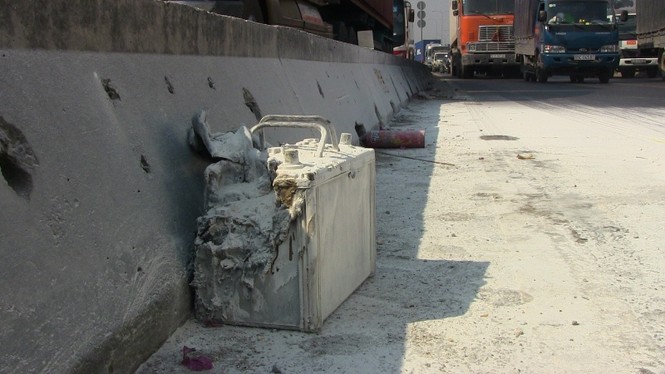 Bình ắc quy phát nổ, ô tô 16 chỗ bốc cháy - ảnh 4
