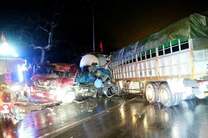 Hãi hùng xe tải đâm nát xe bồn trong đêm - ảnh 1