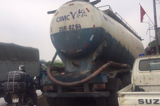 Hãi hùng xe tải đâm nát xe bồn trong đêm - ảnh 2