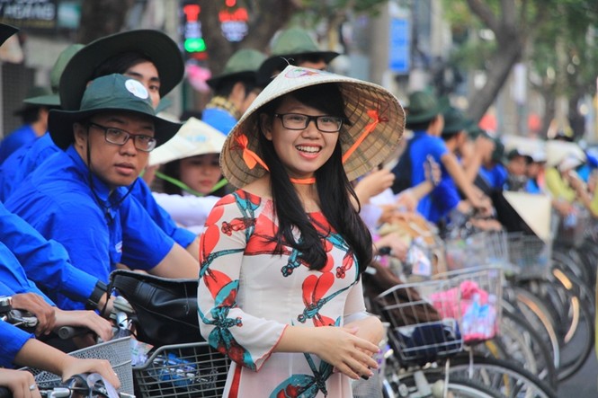 Đạp xe quảng bá áo dài trên đường phố Sài Gòn - ảnh 4