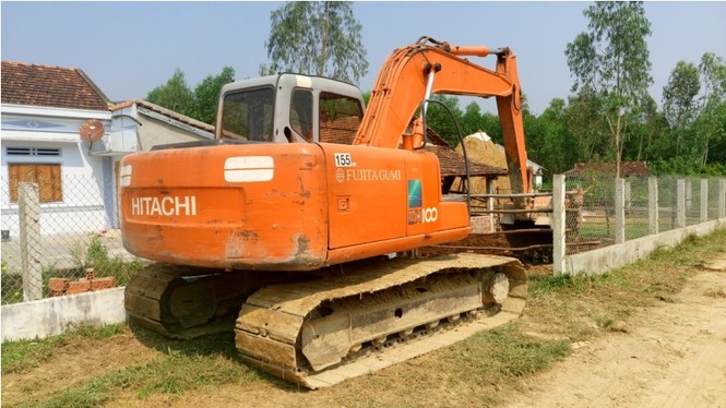 Dân bị 'tra tấn' bởi đoàn xe khai thác đất trái phép - ảnh 1