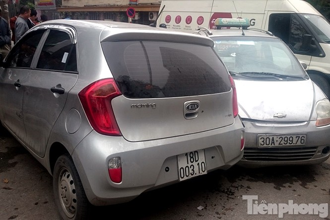 Hà Nội: Taxi đâm liên hoàn nhiều xe máy, ô tô trên phố - ảnh 5