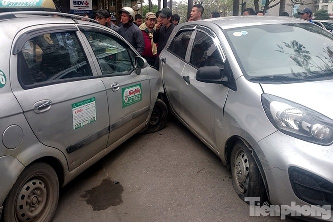 Hà Nội: Taxi đâm liên hoàn nhiều xe máy, ô tô trên phố - ảnh 1