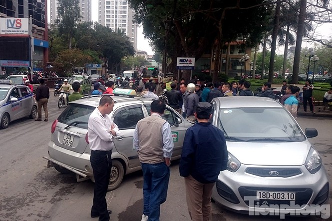 Hà Nội: Taxi đâm liên hoàn nhiều xe máy, ô tô trên phố - ảnh 4