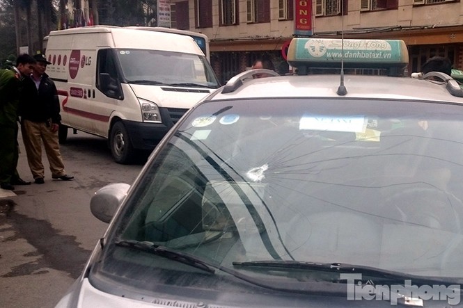 Hà Nội: Taxi đâm liên hoàn nhiều xe máy, ô tô trên phố - ảnh 2