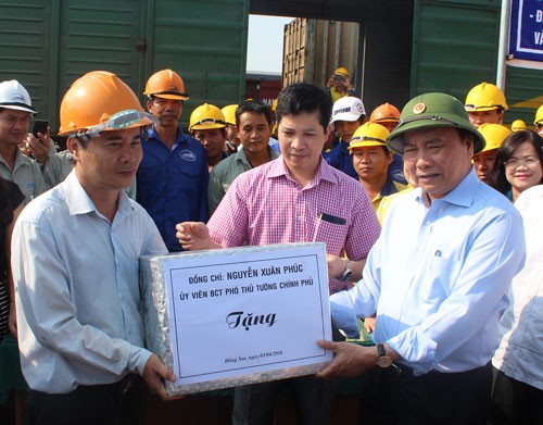 Phó Thủ tướng thị sát, yêu cầu xử nghiêm vụ sập cầu Ghềnh - ảnh 1