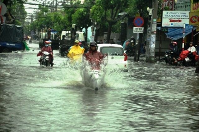 Đường phố Sài Gòn lại thành sông sau mưa lớn - ảnh 2