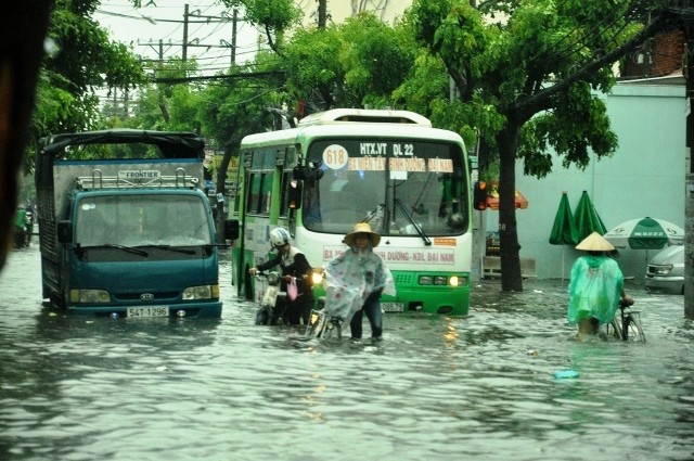 Đường phố Sài Gòn lại thành sông sau mưa lớn - ảnh 4
