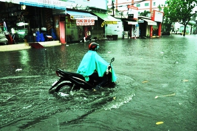 Đường phố Sài Gòn lại thành sông sau mưa lớn - ảnh 5