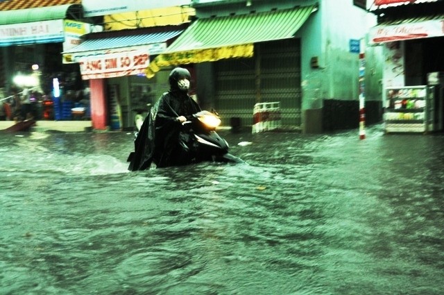 Đường phố Sài Gòn lại thành sông sau mưa lớn - ảnh 6