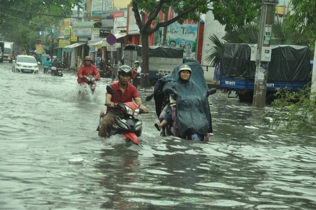 Đường phố Sài Gòn lại thành sông sau mưa lớn - ảnh 7