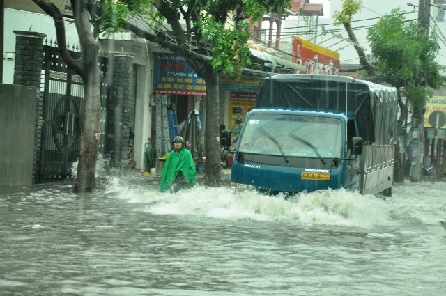 Đường phố Sài Gòn lại thành sông sau mưa lớn - ảnh 8