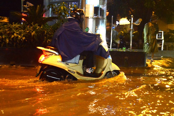 Hà Nội: Mưa lớn nhiều tuyến đường ùn tắc, ngập sâu nửa mét - ảnh 10