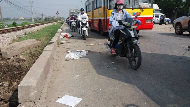 Sốc với hiện trường vụ tàu hỏa tông ô tô ở Thường Tín - ảnh 11
