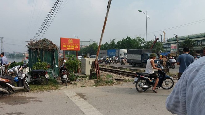 Sốc với hiện trường vụ tàu hỏa tông ô tô ở Thường Tín - ảnh 8