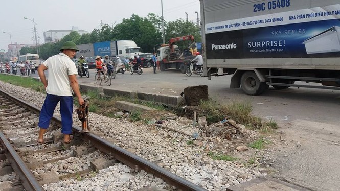 Sốc với hiện trường vụ tàu hỏa tông ô tô ở Thường Tín - ảnh 4