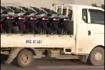 Xe tải chở xe máy đi ngược chiều ở đường trên cao Hà Nội - ảnh 1