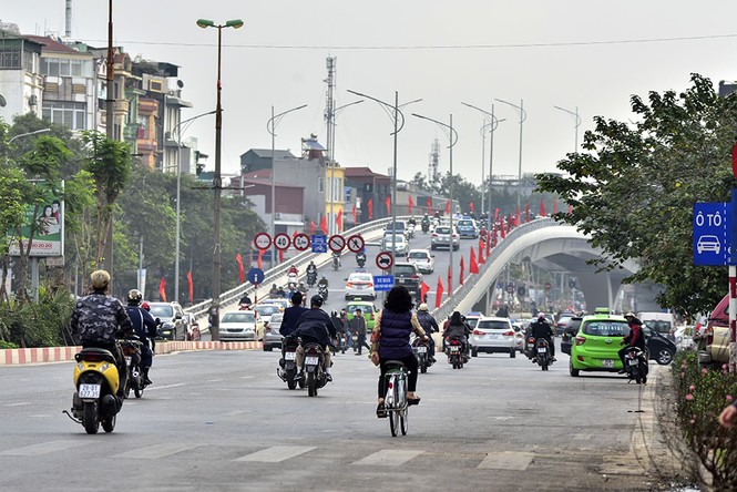 Ngày đầu đi làm sau Tết: Nơi ùn tắc, nơi thông thoáng - ảnh 13