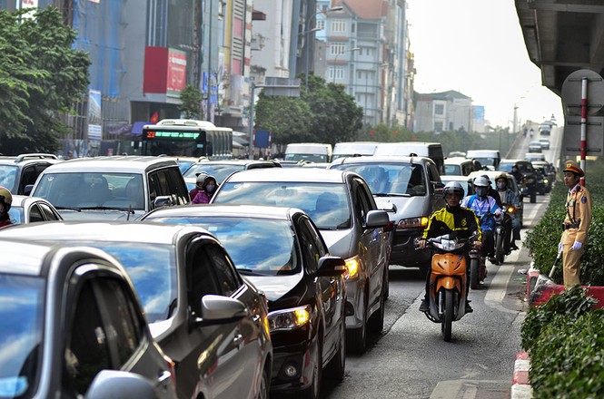 Ngày đầu đi làm sau Tết: Nơi ùn tắc, nơi thông thoáng - ảnh 9