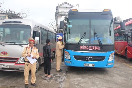 Xe 46 chỗ nhồi 60 khách - ảnh 1