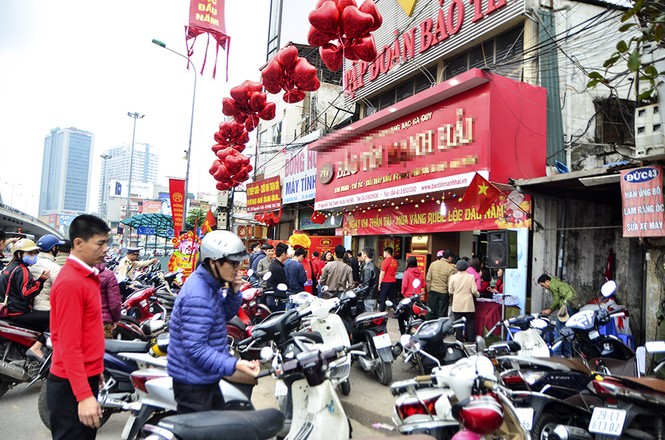 “Nơi chen nhau, chỗ đìu hiu“ mua vàng ngày Thần tài - ảnh 5