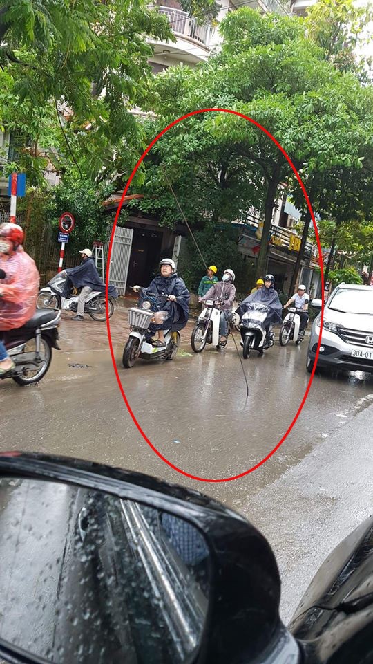 Hoảng loạn vì thanh sắt từ “trên trời” rơi xuống đường - ảnh 3