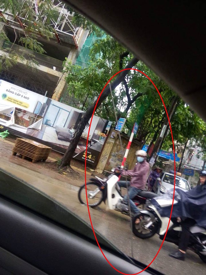 Hoảng loạn vì thanh sắt từ “trên trời” rơi xuống đường - ảnh 4